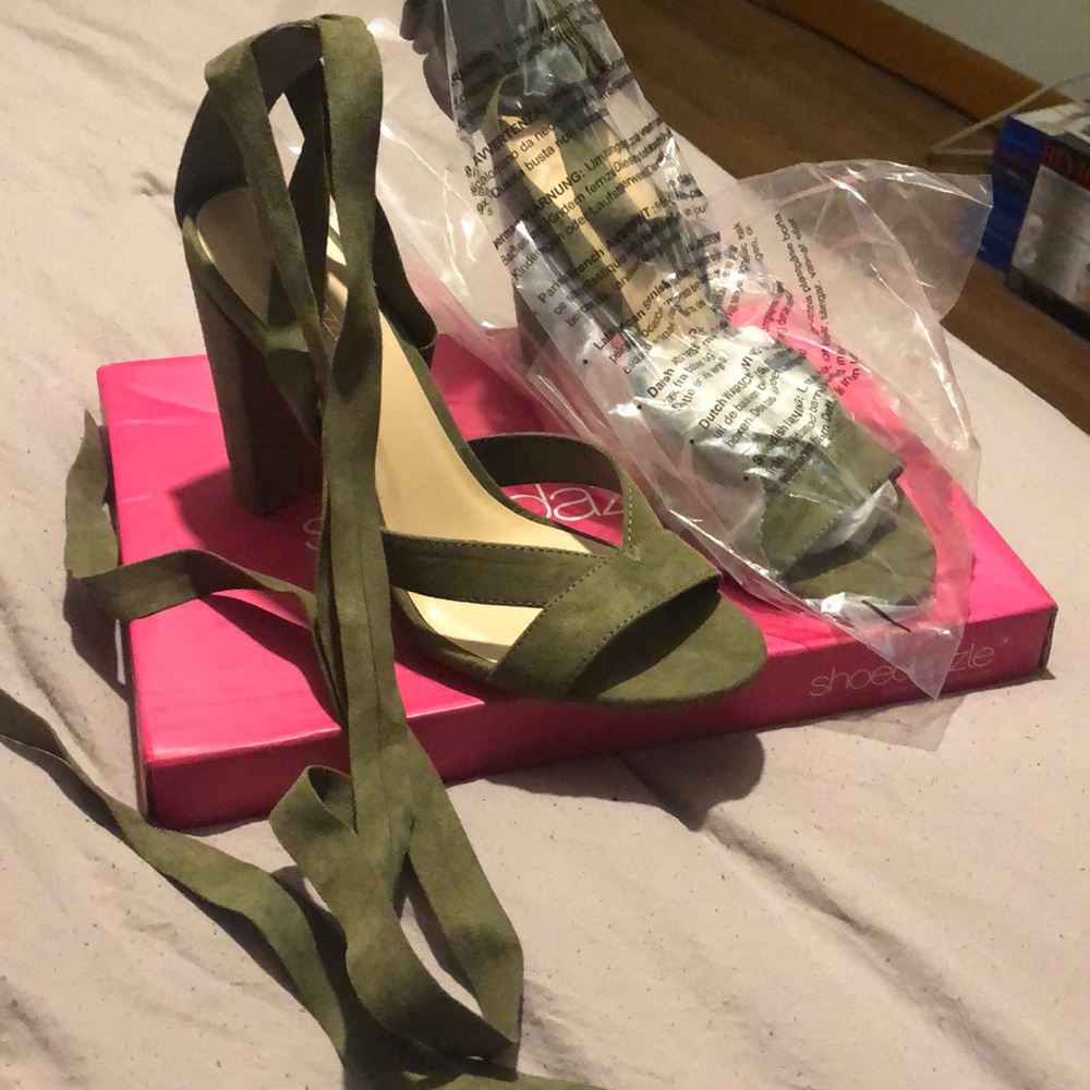 Olive green SHOEDAZZLE size 7.5